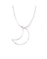 silberne Kette mit einem Halbmond-Anhänger