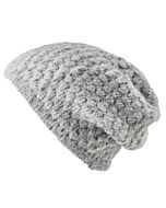 Seitenansicht einer grau gestrickten Mütze im Beanie-Style
