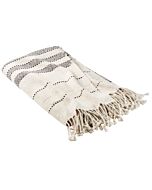 Zusammengelegte beige Alpakadecke mit schwarzem Muster und Fransen