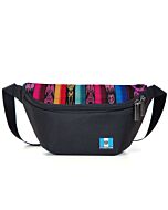 geschlossene schwarze Bauchtasche mit bunt gestreiftem Oberteil