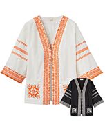 Frau trägt eine weiße Blusenjacke mit orangefarbener Stickerei, rechts unten ist die gleiche Bluse in Schwarz mit weißer Stickerei abgebiildet