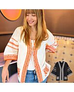 Frau trägt eine weiße Blusenjacke mit orangefarbener Stickerei, rechts unten ist die gleiche Bluse in Schwarz mit weißer Stickerei abgebiildet