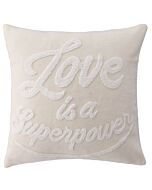 Wollweiße Kissenhülle mit  wollweißem Schriftzug.