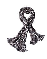 Schal mit Leopardenprint drapiert.