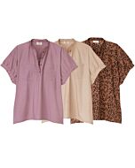3 Blusen, nebeneinander in aubergoine, sand und Leoprint.