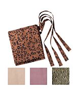 Wickeltuch mit Leoprint, zusammengelegt, Bänder seitlich. Darunter die Farbvarianten sand, augerbine und Zebra-Print.