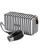 Kulturtasche mit Reißverschluss und Föhn, der davor liegt - nicht im Lieferumfang enthalten.