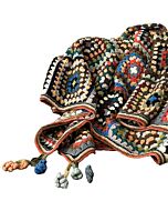 bunte Wolldecke mit Patchworkmuster mit Bommeln am Rand