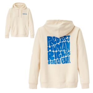weißer Hoodie in Vorder und Rückenansicht. Vorne eine blaue kleine Schrift auf der linken Brustseite, hinten eine große blaue Schrift