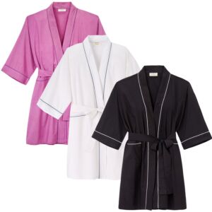 Kimono in drei verschiedenen Farben: Pink, weiß und schwarz.