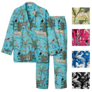 Pyjama in türkis, Oberteil und Hose versetzt nebeneinander. vier farbige Quadrate..