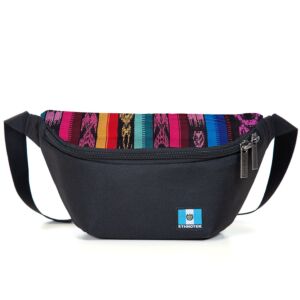 geschlossene schwarze Bauchtasche mit bunt gestreiftem Oberteil