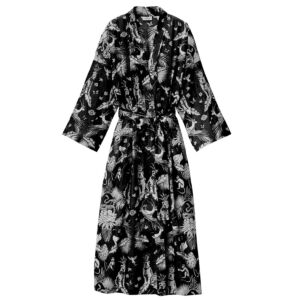Schwarzer Kimono mit weißem Druck. Der Gürtel ist in der Taille gebunden.