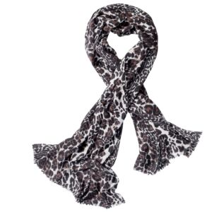 Schal mit Leopardenprint drapiert.