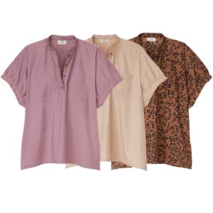3 Blusen, nebeneinander in aubergoine, sand und Leoprint.