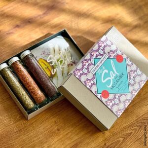 Geschenkbox geöffnet, drei Schraubgläser mit verschiedenen farbigen Salz.