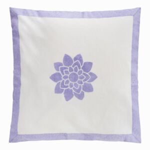 Quadratisches Kissen in Offwhite mit einem mittig platzierten Lotusblüten-Motiv.