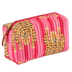 Kulturtasche in pink mit auffälligem Tigermusterbedruckt.