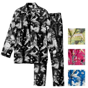 Schwarzer Pyjama mit weißem Druck mit Dschungelmotiv und Farbbeispielen für grün, pink, blau.