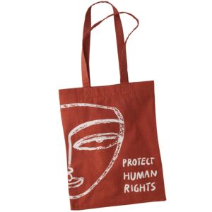 Braune Tasche mit langen Henkeln, einem angeschnittenen Gesicht links und einem Schriftzug rechts unten.