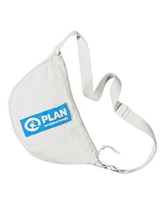 Bauchtasche mit großem senkrechten Planlogo und Reißverschluss.