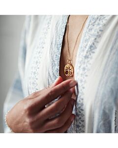 um Hals getragene goldene Kette mit einem goldenen Baum Anhänger