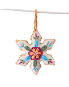 Ein Sternanhänger, der an einem Ast hängt.