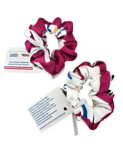 Beispiele für zwei Scrunchies, sie haben ein Hangtag mit Text zur Kampagne.