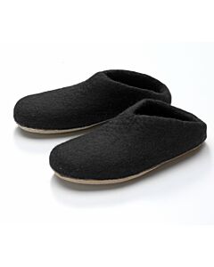 ein Paar schwarze Filzpantoffeln mit heller Sohle