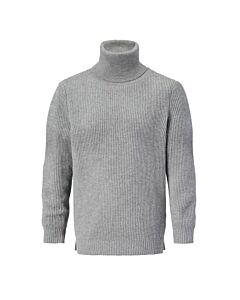 Grauer Rollkragenpullover in Rippenstrick. Die Bündchen sind etwas breiter gerippt.
