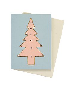 Hellblaue Karte mit rosafarbenen, mit Glitzersteinen verzierten Tannenbaum. Dahinter ein beiger Briefumschlag