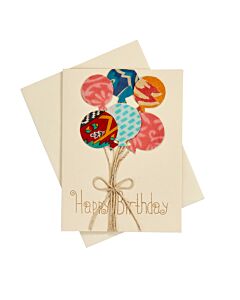beige Geburstagskarte mit zusammengebundenen bunten Luftballons, plastisch angebracht.
Unter den Ballons steht "Happy Birthday"