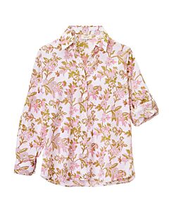 rosa Bluse mit Blumenmuster, der linke Ärmel ist hochgekrempelt