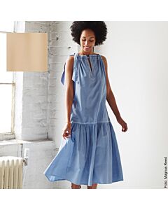 lächelnde Frau in einem hellblauen Neckholder Kleid