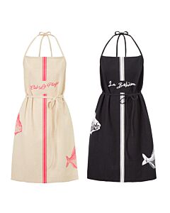 Zwei Küchenschürzen mit Taillenbändern, links in weiß-rosa, rechts in schwarz-weiß