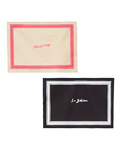 zwei Platz-Sets, eins in weiß mit mittiger rosa Schrift und rosa Rand, darunter eins in schwarz mit weißer Schrift und weißem Rand