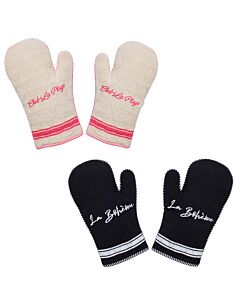 zwei Paar Topfhandschuhe, die oberen in weiß mit rosa Rand und rosa Schrift, die unteren sind schwarz mit weißem Rand und weißer Schrift