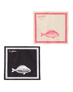 zwei Servietten mit Fischmotiv, eine in weiß-pink, die andere in schwarz-weiß, links oben mit Aufschrift