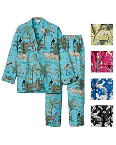 Pyjama in türkis, Oberteil und Hose versetzt nebeneinander. vier farbige Quadrate..