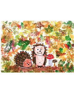 Zwei Igel neben zwei Fliegenpilzen umhüllt von herbstlichen bunten Blättern, gemalt von einem Kind