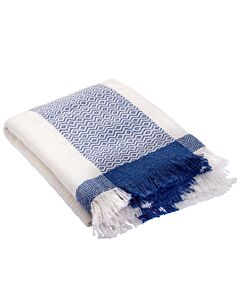Wollweiß blau gestreiftes Plaid zusammengelegt