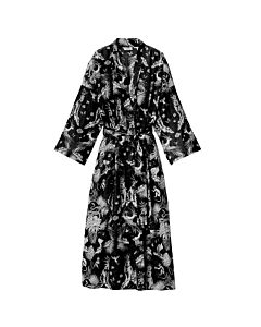 Schwarzer Kimono mit weißem Druck. Der Gürtel ist in der Taille gebunden.