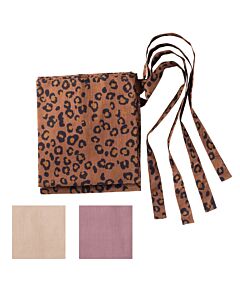 Wickeltuch mit Leoprint, zusammengelegt, Bänder seitlich. Darunter die Farbvarianten sand und augerbine.