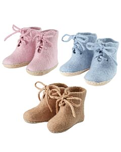 Drei Paar Baby-Filzstiefelchen in rosa, hellblau und beige mit Schnürsenkel