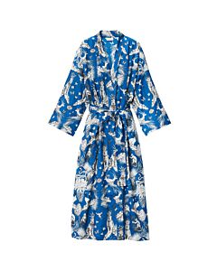 Blauer Kimono mit schwarz-weißem Muster mit Bindegürtel geschlossen.