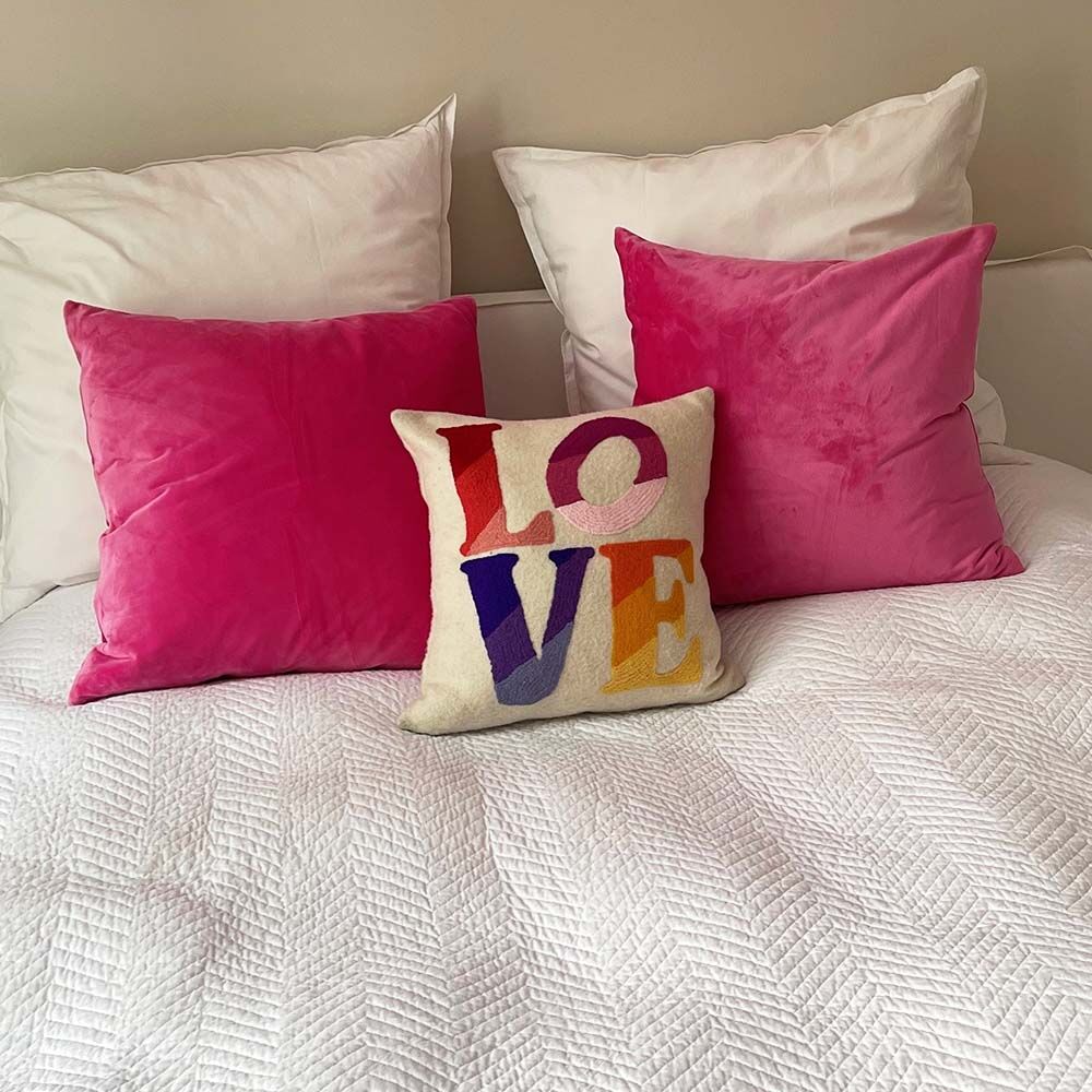 Kissenhülle mit Stickerei LOVE, von Hand bestickt,  reine Wolle