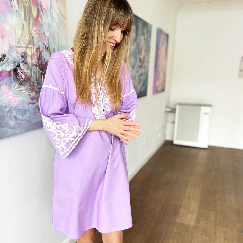 Kleid mit Stickerei, lila