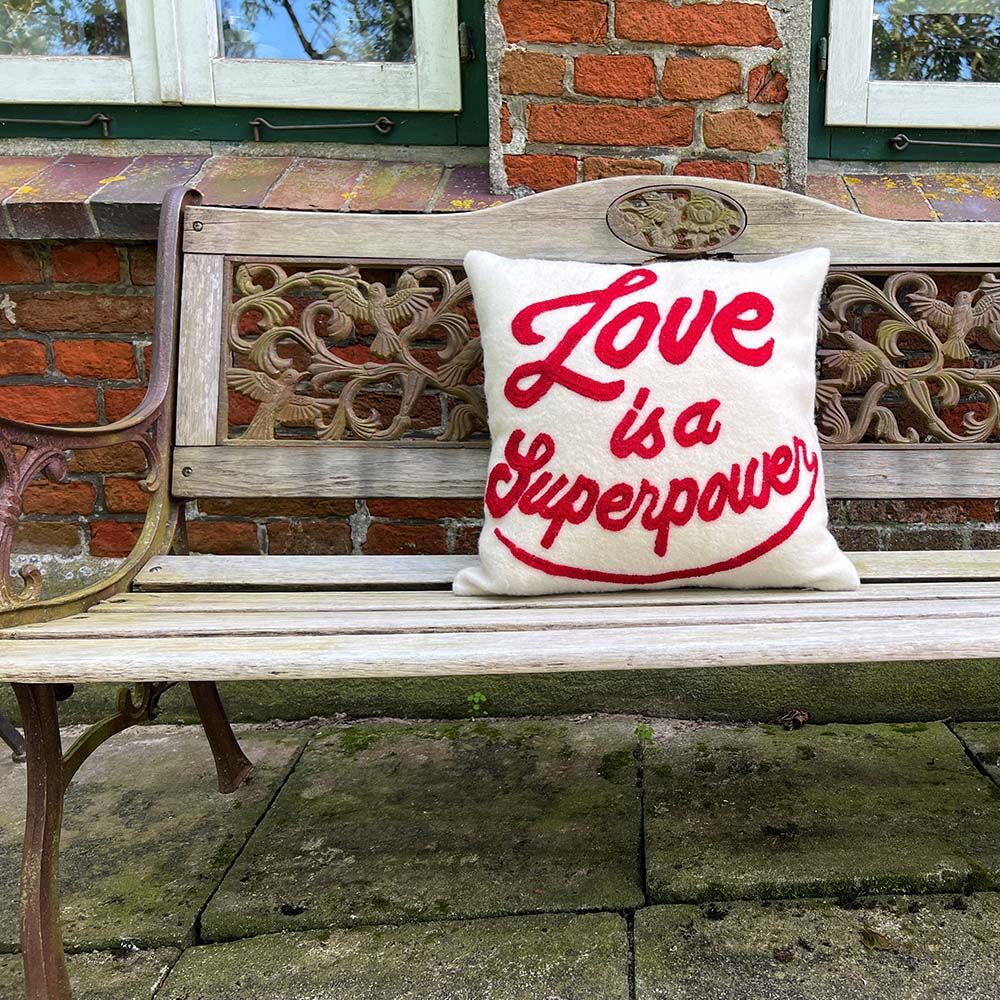 Kissenhülle mit Stickerei Love is a Superpower