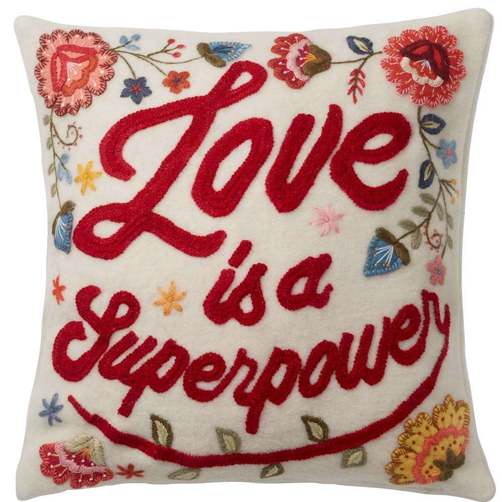 Kissenhülle mit Stickerei Love is a Superpower, Blumen