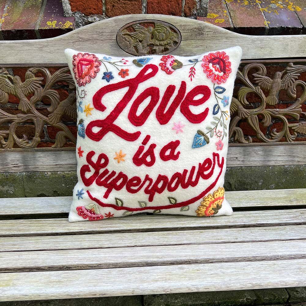 Kissenhülle mit Stickerei Love is a Superpower, Blumen